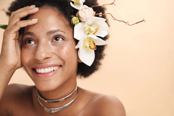 Porträt Einer Jungen Halbnackten Sommersprossigen Afrikanisch Amerikanischen Frau Mit Blumen — Stockfoto