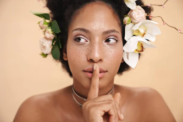 Porträtt Ung Halvnaken Kvinna Med Blommor Håret Gör Tyst Gest — Stockfoto
