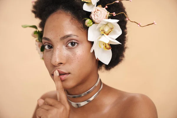 Portrait Jeune Femme Moitié Nue Avec Des Fleurs Dans Les — Photo