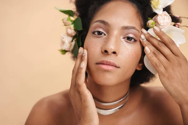 Portrait Jeune Femme Afro Américaine Moitié Nue Avec Des Fleurs — Photo