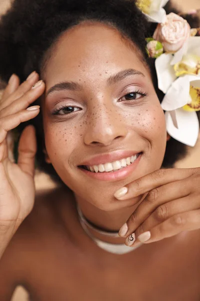 Porträtt Ung Halvnaken Fräknig Afrikansk Amerikansk Kvinna Med Blommor Håret — Stockfoto