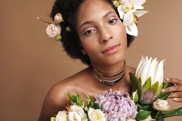 Porträtt Ung Halvnaken Fräknig Afrikansk Amerikansk Kvinna Poserar Med Blommor — Stockfoto