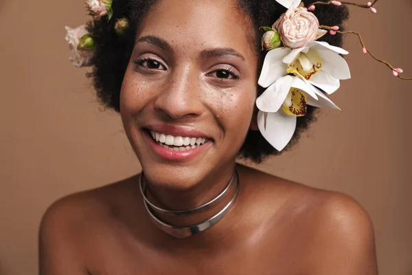 Bej Arka Planda Saklanmış Saçlarında Çiçekler Olan Yarı Çıplak Afrikalı — Stok fotoğraf