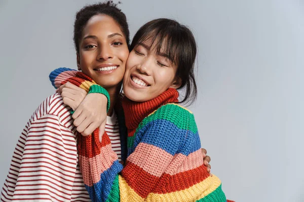 Retrato Dos Mujeres Felices Multinacionales Abrazándose Riendo Aisladas Sobre Fondo —  Fotos de Stock