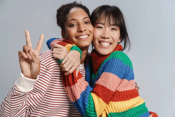 Ritratto Due Donne Allegre Multinazionali Che Abbracciano Gesticolano Segno Pace — Foto Stock