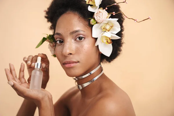 Porträt Der Jungen Sommersprossigen Afrikanisch Amerikanischen Frau Mit Gesichtsserum Creme — Stockfoto