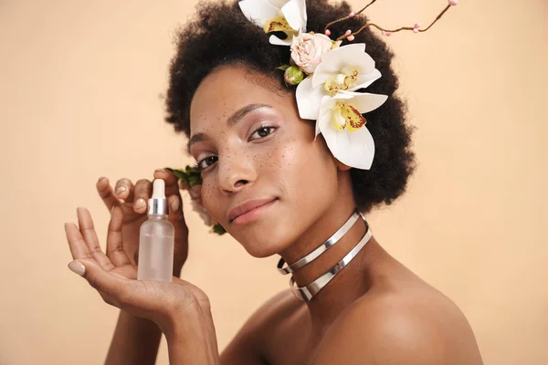 Portrait Jeune Femme Afro Américaine Taches Rousseur Tenant Bouteille Crème — Photo