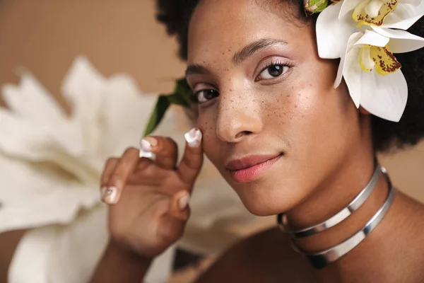 Retrato Una Joven Afroamericana Pecosa Aplicando Crema Facial Aislada Sobre — Foto de Stock