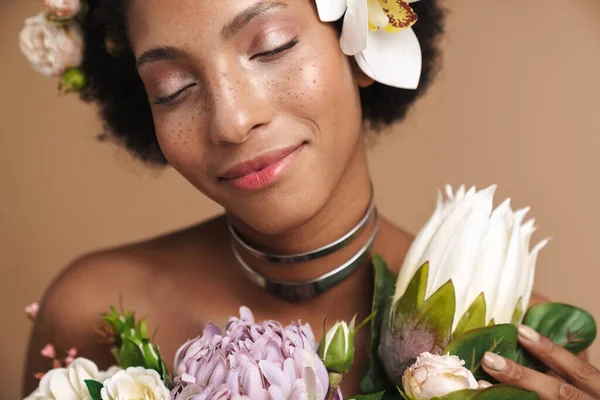 Porträtt Ung Halvnaken Fräknig Afrikansk Amerikansk Kvinna Poserar Med Blommor — Stockfoto