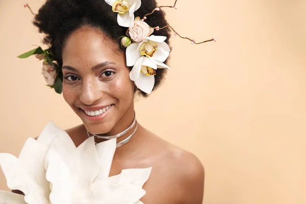 Porträtt Ung Halvnaken Fräknig Afrikansk Amerikansk Kvinna Poserar Med Blommor — Stockfoto