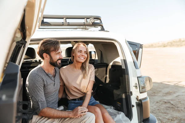 Schöne Junge Glückliche Paar Sitzt Auf Der Rückseite Ihres Autos — Stockfoto
