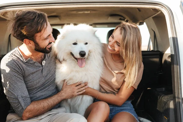 Preciosa Joven Feliz Pareja Sentada Parte Trasera Coche Playa Jugando —  Fotos de Stock