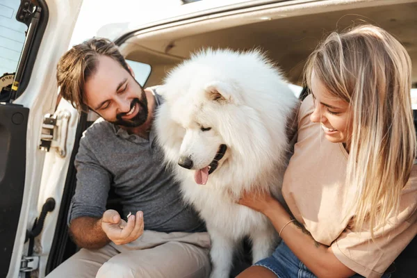 Beau Jeune Couple Heureux Assis Arrière Leur Voiture Plage Jouant — Photo