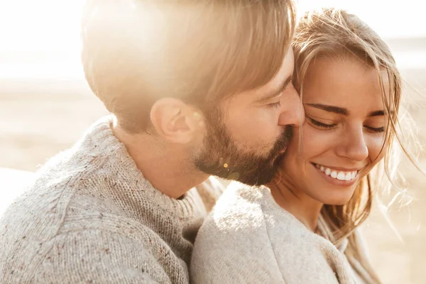 Close Belo Sorridente Casal Jovem Abraçando Enquanto Está Praia — Fotografia de Stock