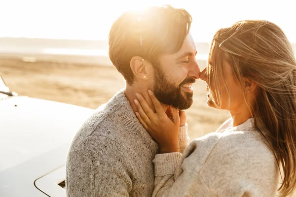 Close Van Een Gelukkig Jong Paar Liefde Omarmen Terwijl Leunend — Stockfoto