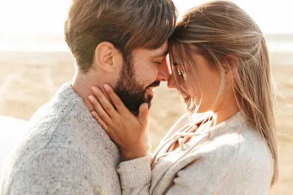 Gros Plan Beau Jeune Couple Souriant Embrassant Tout Tenant Plage — Photo