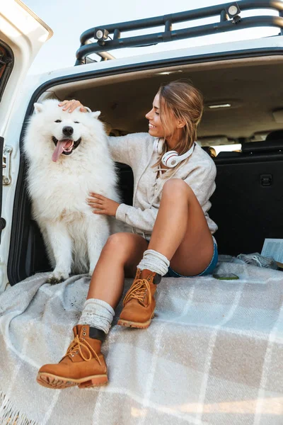 Vrolijk Mooi Meisje Spelen Met Haar Hond Terwijl Zitten Een — Stockfoto