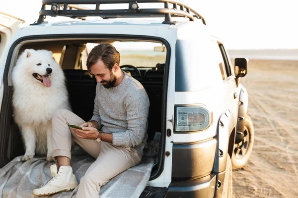 Knappe Jonge Man Met Een Baard Die Achterin Zijn Auto — Stockfoto