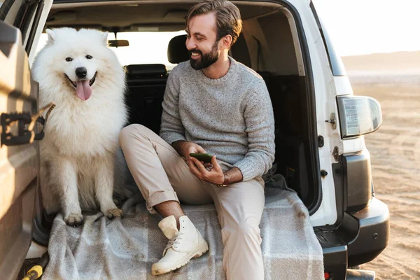 Knappe Jonge Man Met Een Baard Die Achterin Zijn Auto — Stockfoto