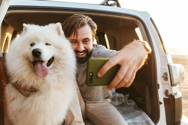 Guapo Joven Barbudo Sentado Parte Trasera Coche Jugando Con Perro —  Fotos de Stock