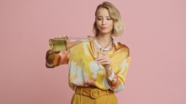 Niezadowolona Ładna Blondynka Kolorowym Eleganckim Kostiumie Pije Szampana Patrzy Różowe — Wideo stockowe