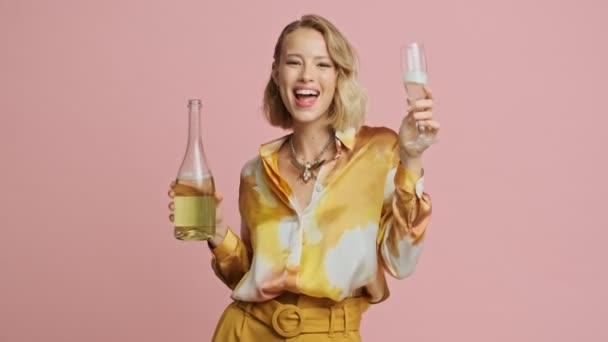 Renkli Şık Kostümlü Neşeli Sarışın Kadın Bir Bardak Şampanyayla Dans — Stok video
