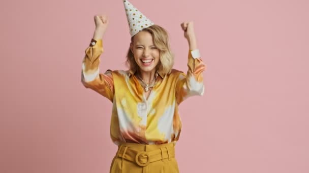 Veselý Hezká Blondýna Žena Pestrobarevném Elegantním Kostýmu Party Kužel Radovat — Stock video