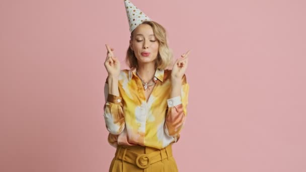 Skupiony Uśmiech Ładna Blondynka Kolorowym Eleganckim Stroju Stożek Party Życzenie — Wideo stockowe