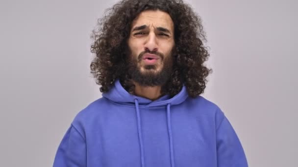 Jeune Homme Brune Barbu Mécontent Aux Longs Cheveux Bouclés Est — Video