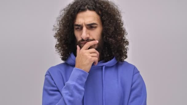 Uzun Kıvırcık Saçlı Düşünceli Genç Sakallı Esmer Bir Adam Stüdyodaki — Stok video