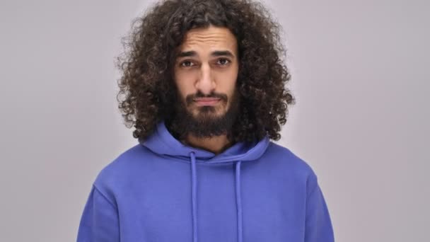 Jeune Homme Brune Barbu Triste Aux Longs Cheveux Bouclés Regarde — Video