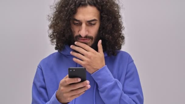 Joven Moreno Barbudo Contento Con Pelo Largo Rizado Está Haciendo — Vídeo de stock