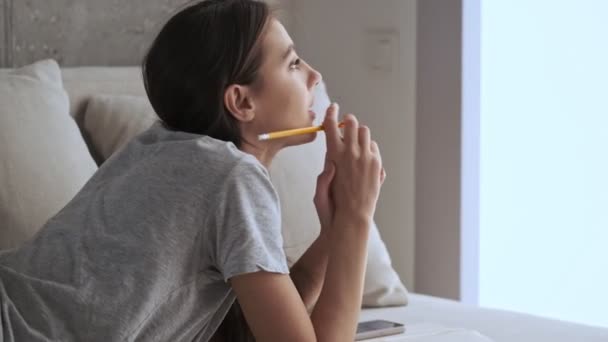 Vista Lateral Hermosa Morena Feliz Pensativa Sosteniendo Lápiz Mirando Hacia — Vídeo de stock