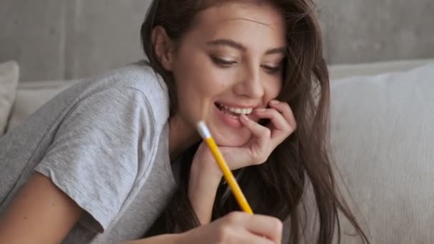 Visão Lateral Mulher Morena Bonita Alegre Escrevendo Algo Caderno Enquanto — Vídeo de Stock