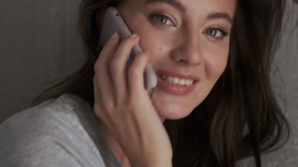 Close Uitzicht Van Gelukkig Mooi Brunette Vrouw Praten Door Smartphone — Stockvideo