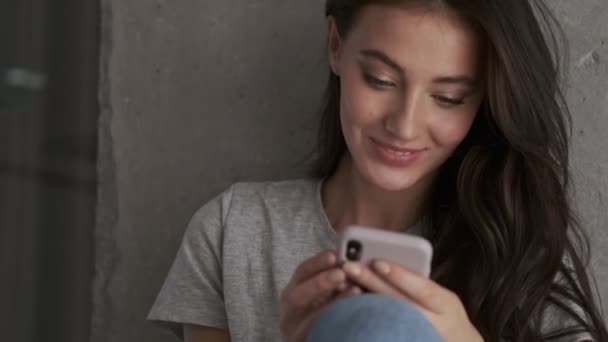 Vue Rapprochée Jolie Jolie Femme Brune Utilisant Smartphone Profitant Moment — Video