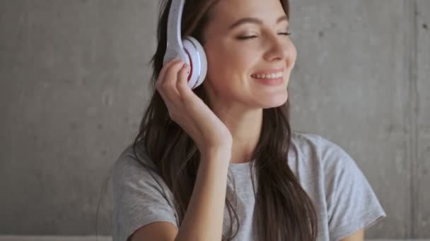 Jolie Femme Brune Agréable Dans Casque Écoutant Musique Profitant Moment — Video