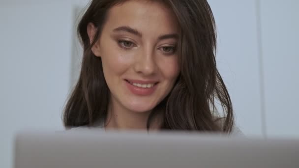 Lachende Mooie Brunette Vrouw Met Behulp Van Laptop Computer Drinkwater — Stockvideo