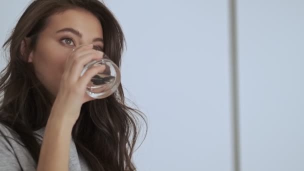 Feliz Mujer Morena Bonita Bebiendo Agua Mirando Hacia Fuera Casa — Vídeos de Stock