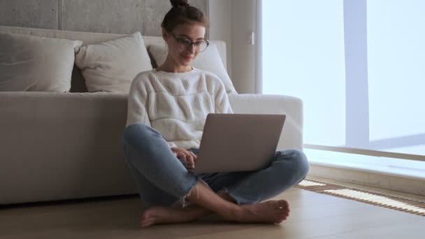 Calmo Mulher Morena Bonita Óculos Tocando Seu Pescoço Usando Computador — Vídeo de Stock