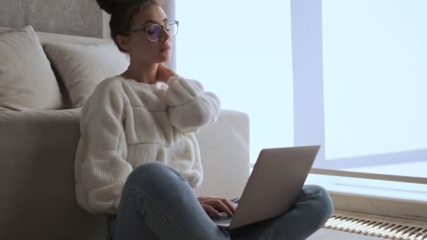 Lachende Mooie Brunette Vrouw Bril Met Behulp Van Laptop Computer — Stockvideo