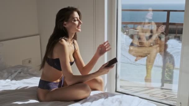 Zijaanzicht Van Glimlachende Mooie Brunette Vrouw Lingerie Genieten Van Het — Stockvideo