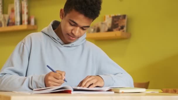 Guapo Concentrado Joven Africano Chico Estudiante Estudio Haciendo Tarea — Vídeo de stock