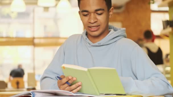 Knappe Geconcentreerde Jonge Afrikaanse Jongen Student Studeren Doen Huiswerk Lezen — Stockvideo