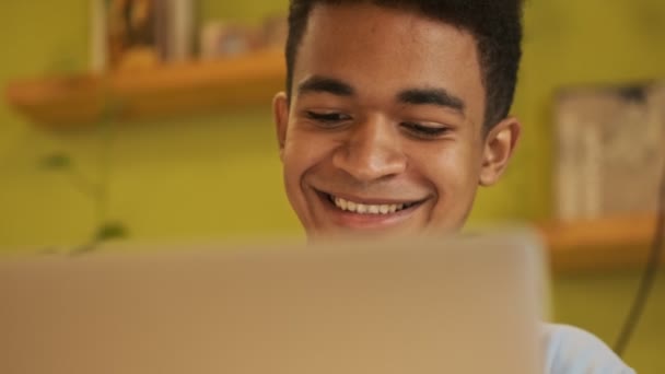 Atractivo Complacido Joven Africano Estudiante Que Estudia Haciendo Tarea Con — Vídeo de stock