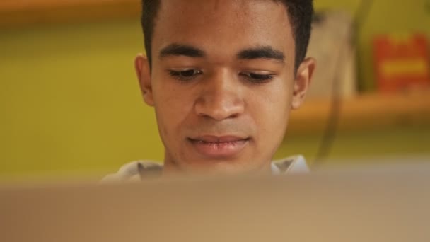 Atractivo Concentrado Joven Africano Chico Estudiante Estudiando Haciendo Tarea Usando — Vídeos de Stock