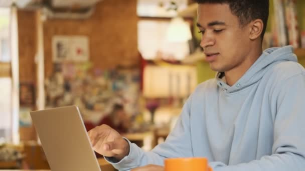 Seria Guapo Joven Africano Chico Estudiante Estudiar Haciendo Tarea Usando — Vídeos de Stock