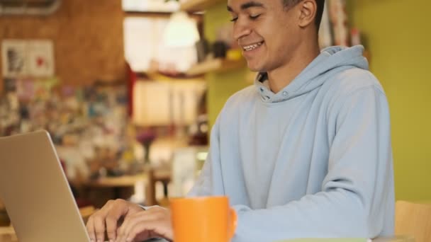 Positivo Optimista Guapo Joven Africano Chico Estudiante Estudiando Haciendo Tarea — Vídeo de stock