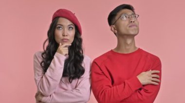 Genç, iyimser ve sevgi dolu bir çiftin pembe duvar arkasında bir fikri var..