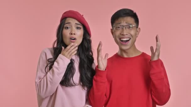 Jong Gelukkig Positief Schattig Liefdevol Paar Geïsoleerd Roze Muur Achtergrond — Stockvideo